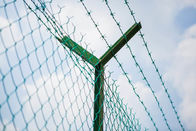 بولي كلوريد الفينيل المغلفة الأسلاك الشائكة سياج الأمن الأخضر على سلسلة ربط السور الأعلى